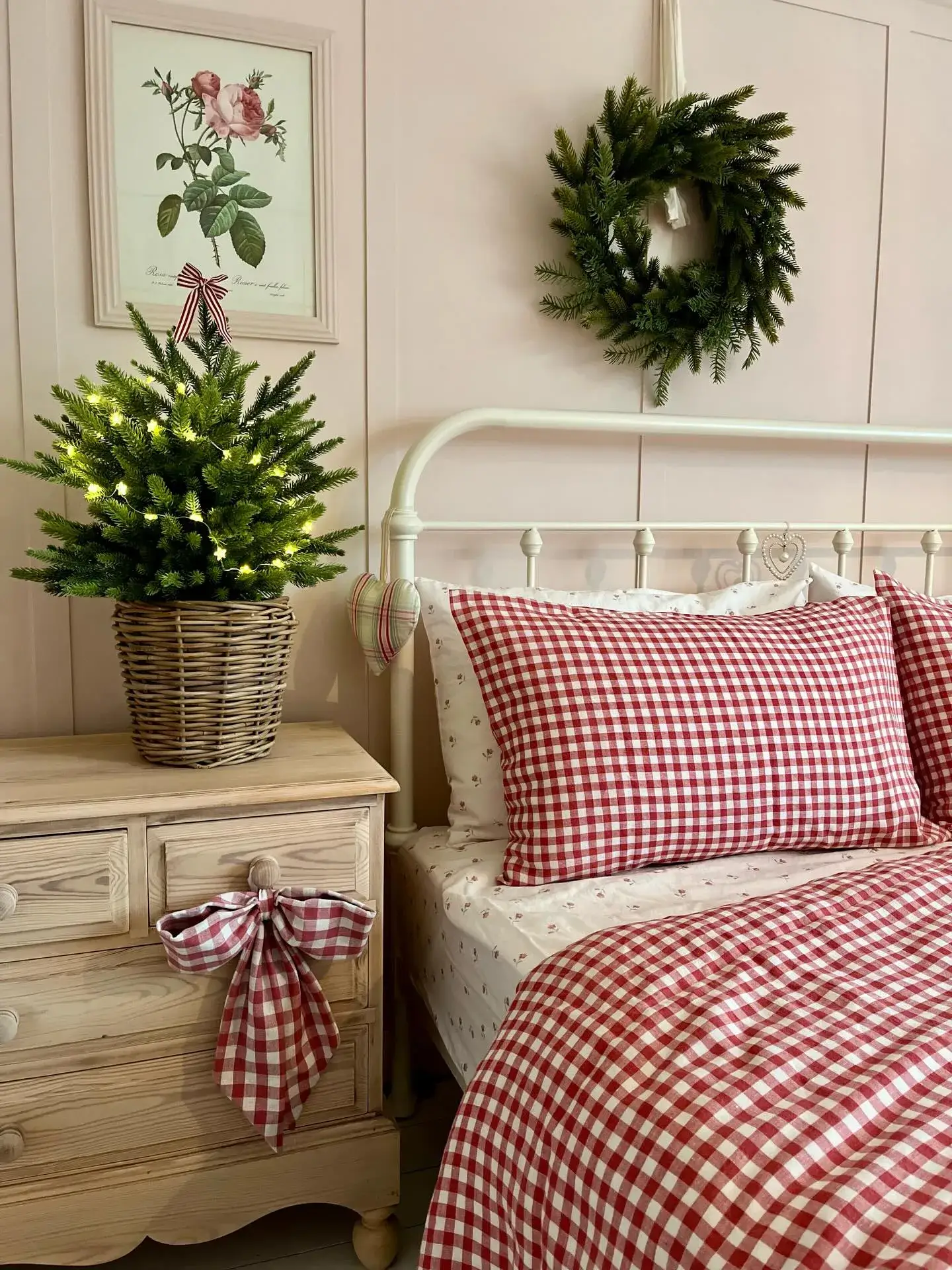 Gingham Country Christmas Bed