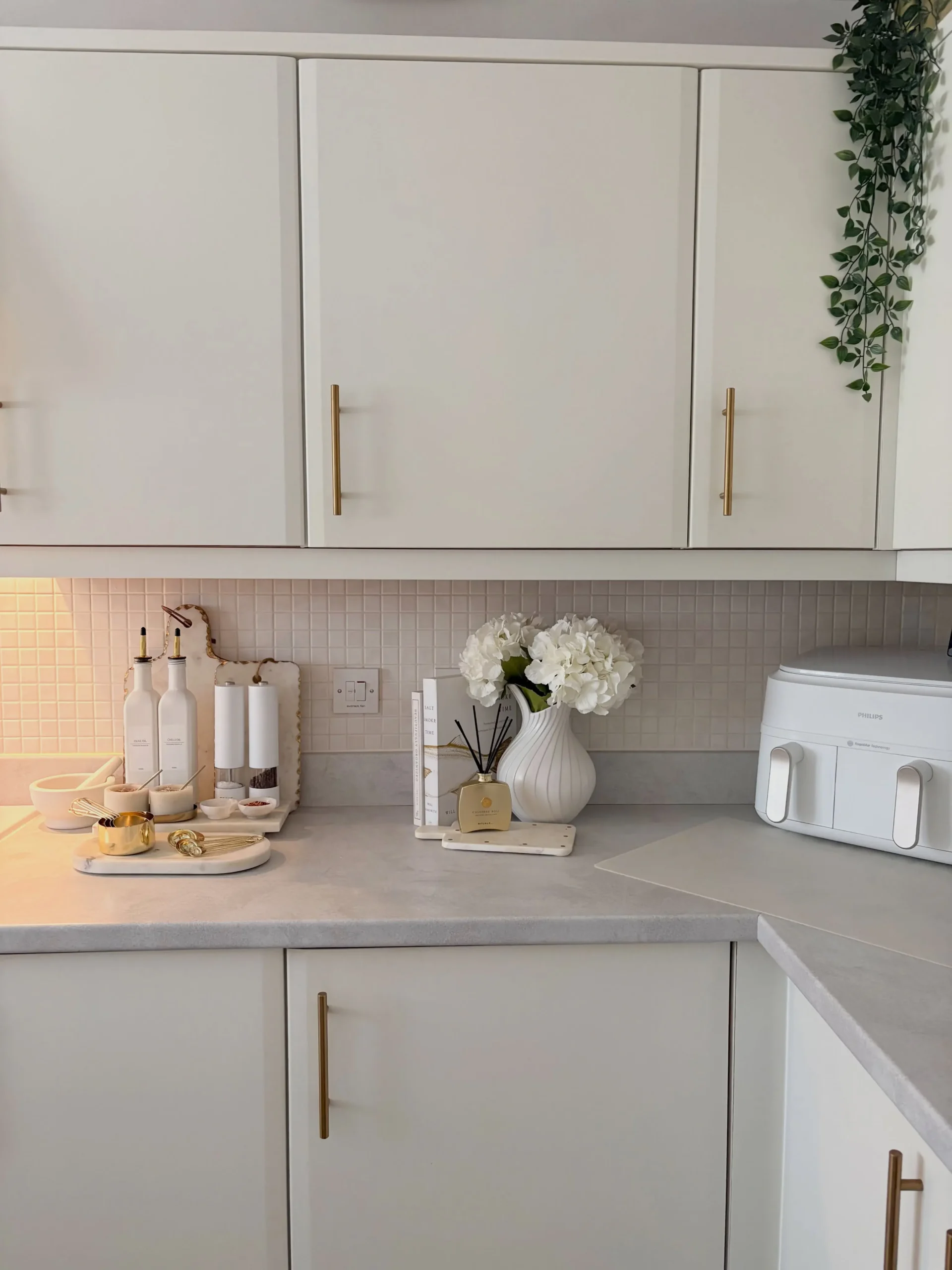 Minimal White Flower Counter Styling