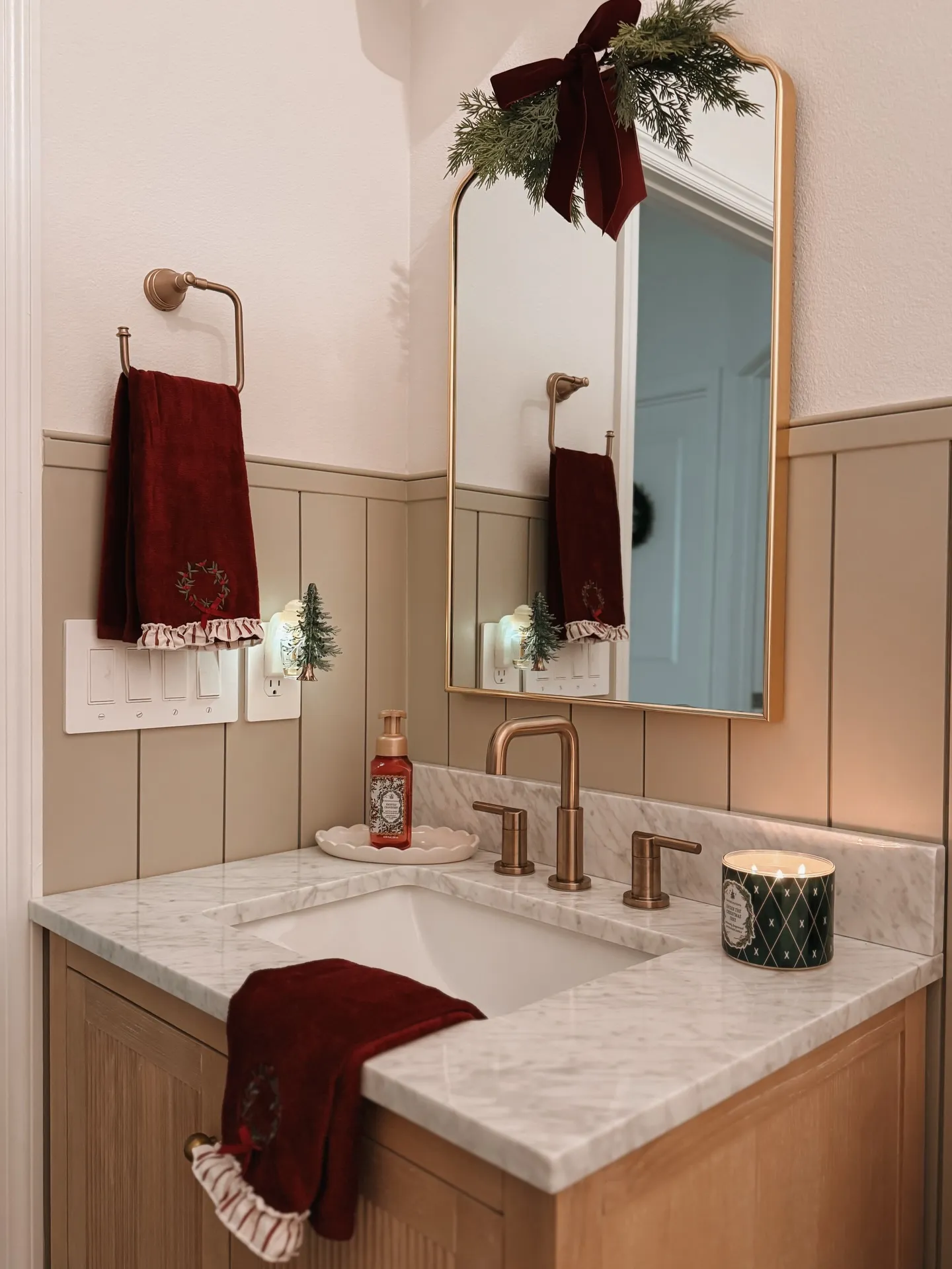 Mirror Bow and Towel Accent